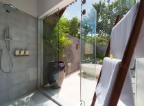 Villa Seseh Beach I, Master Bathroom